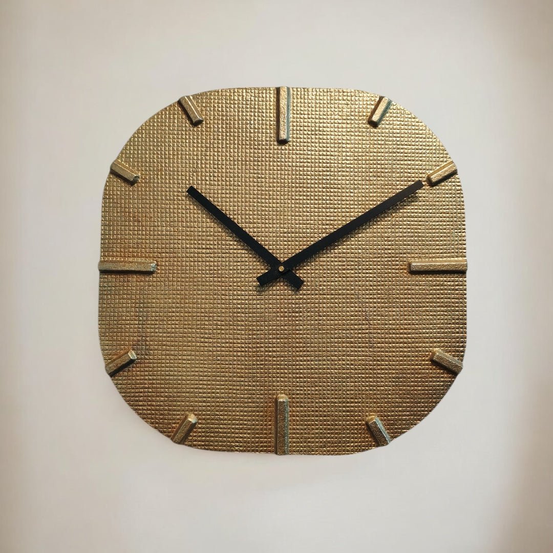 Round Brass Antique Table Clock – Vintage Elegance on Your Surface